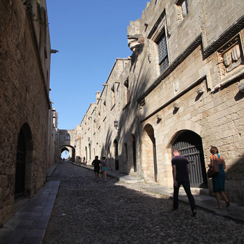 Τουρίστες ανεβαίνουν ανηφορικό δρόμο στη μεσαιωνική πόλη της Ρόδου - Το TripAdvisor βάζει το νησί στους 20 πιο δημοφιλείς ταξιδιωτικούς προορισμούς για το 2020