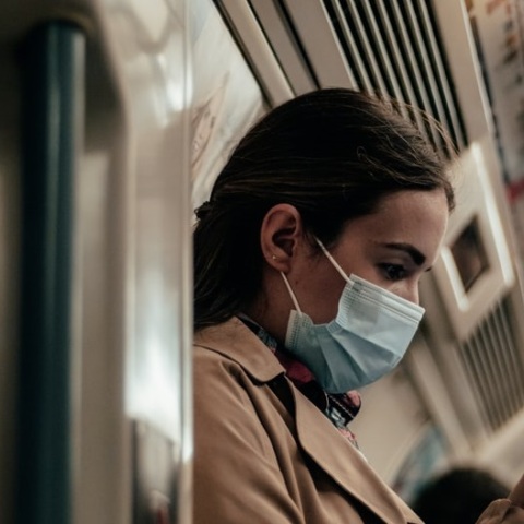 Γυναίκα με μάσκα στα ΜΜΜ της Βρετανίας