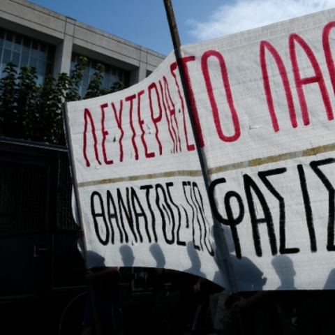 ΑΠΟΦΑΣΗ ΣΤΗΝ ΔΙΚΗ ΤΗΣ ΧΡΥΣΗΣ ΑΥΓΗΣ // ΑΝΤΙΦΑΣΙΣΤΙΚΗ ΣΥΓΚΕΝΤΡΩΣΗ ΕΞΩ ΑΠΟ ΤΟ ΕΦΕΤΕΙΟ