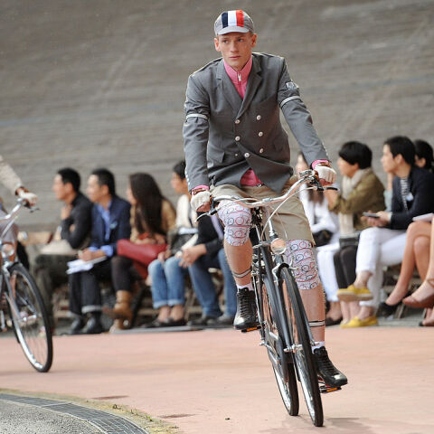 Οι πιο παράξενες πασαρέλες που    Με τον κορωνοϊό και τα μέτρα ασφάλειας και κοινωνικής αποστασιοποίησης, τους τελευταίους μήνες είδαμε να στήνονται πασαρέλες και fashion shows στα πιο απρόσμενα μέρη. Ταράτσες, πάρκα, πολυκαταστήματα, λιμάνια επιστρατεύτη