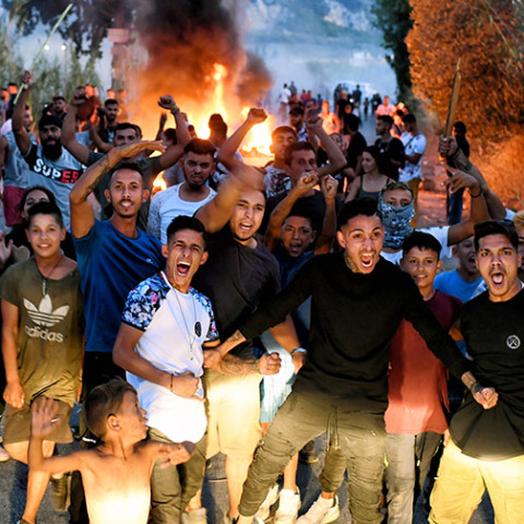 Ρομά έχουν κλείσει δρόμο στην περιοχή της Κορινθίας, διαμαρτυρόμενοι για το θάνατο του 18χρονου στην Πιπερίτσα της Μεσσηνίας, από έναν 63χρονο