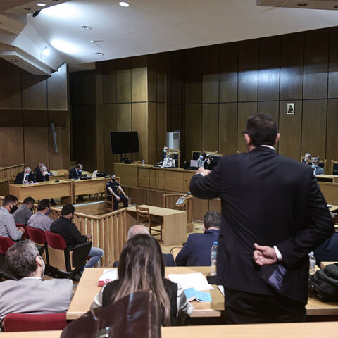 Στιγμιότυπο από τη δίκη της Χρυσής Αυγής, καθώς συνεχίζεται η ακροαματική διαδικασία για τα ελαφρυντικά