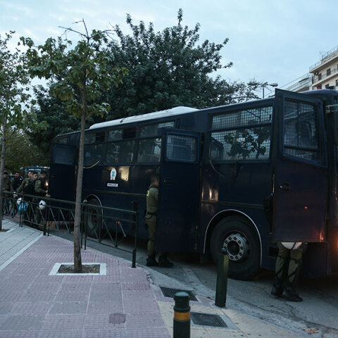 Κλούβα της Αστυνομίας έξω από το Εφετείο Αθηνών