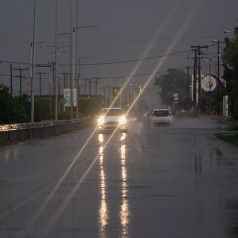 Αυτοκίνητα στη βροχή - Έκτακτο δελτίο επιδείνωσης του καιρού από την ΕΜΥ για τη Δευτέρα 12 Οκτωβρίου 2020