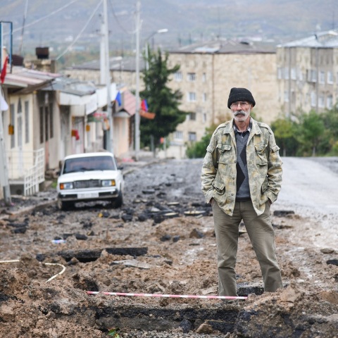 Πολίτης στέκεται σε συντρίμμια στην περιοχή Ναγκόρνο-Καραμπάχ