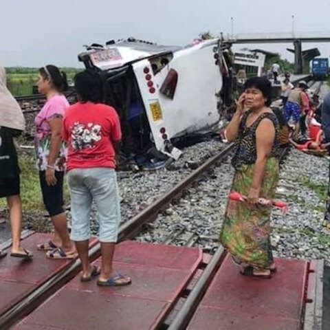 Συντρίμμια στις ράγες στην Ταϊλάνδη μετά τη φονική σύγκρουση τρένου με λεωφορείο