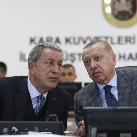 Ο Τούρκος υπουργός Άμυνας, Χουλουσί Ακάρ με τον Ρετζέπ Ταγίπ Ερντογάν