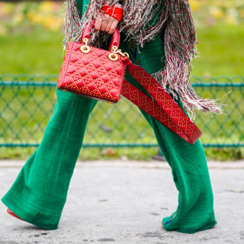 Οι «καμπάνες» παντελόνια ξαναχτυπούν