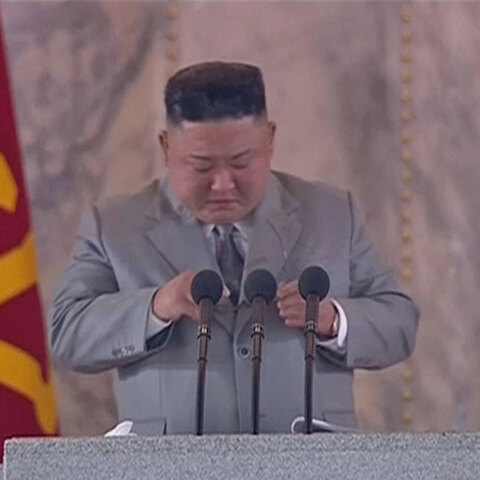 Ο Κιμ Γιονγκ Ουν ξεσπά σε κλάματα κατά τη διάρκεια ομιλίας του στην Πιονγκγιάνγκ