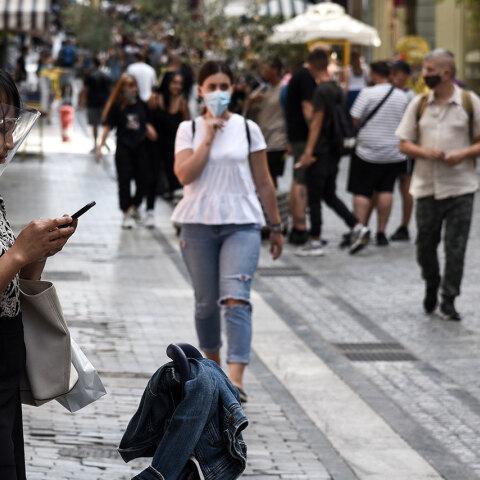 Πεζοί στο κέντρο της Αθήνας με προστατευτική μάσκα για τον κορωνοϊό