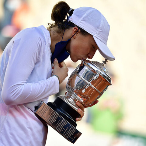 Η Ίγκα Σβιάτεκ, η 19χρονη αθλήτρια του τένις από την Πολωνία, φιλά το τρόπαιο του Ρολάν Γκαρός που κατέκτησε με εμφατικό τρόπο στο Παρίσι