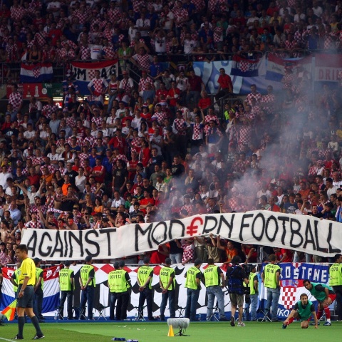 Οπαδικό πανό σε αγώνα ποδοσφαίρου με το σύνθημα "Against Modern Football"