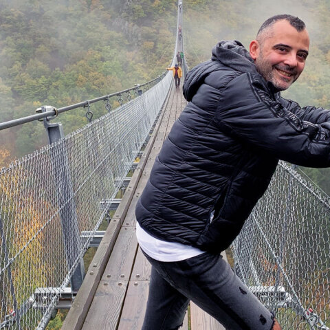 Ο Χάρης Νικολακάκης των εκδόσεων Bell 