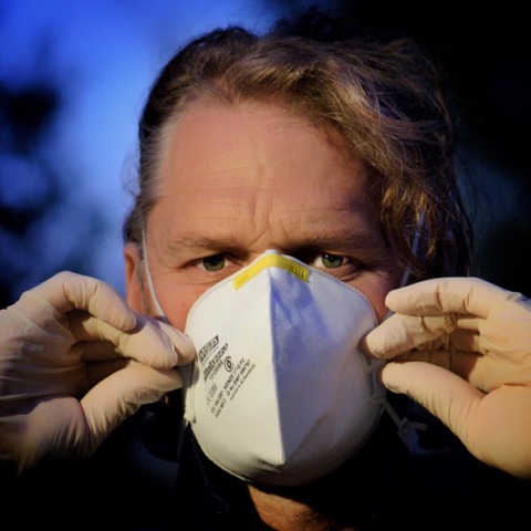 Άνδρας με γάντια και μάσκα προστασίας