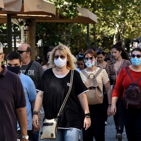 Πολίτες με μάσκα στο κέντρο της Αθήνας 