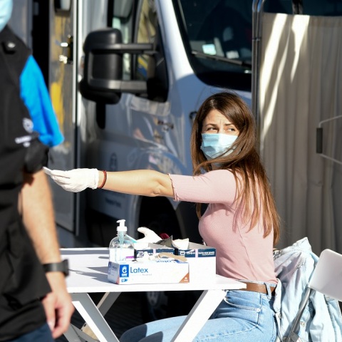 Κοπέλα με μάσκα κατά τη διεξαγωγή rapid test από τον ΕΟΔΥ