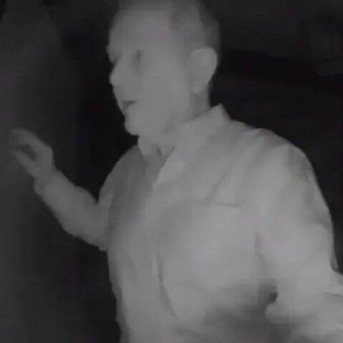 Ο Ρόμπερτ Γουίλσον τη στιγμή που ξυπνά τον Πολ Μίλγκραμ για να του ανακοινώσει πως κέρδισαν το Νόμπελ 