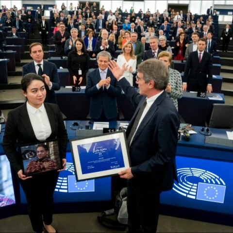 Η κόρη του φυλακισμένου ακτιβιστή για τα δικαιώματα των Ουιγούρων, Ιλάμ Τότι, παραλαμβάνει το βραβείο εκ μέρους του πατέρα της 