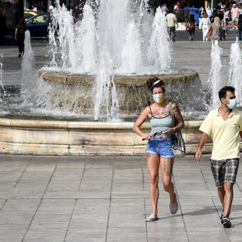Πολίτες με μάσκα στο κέντρο της Αθήνας 