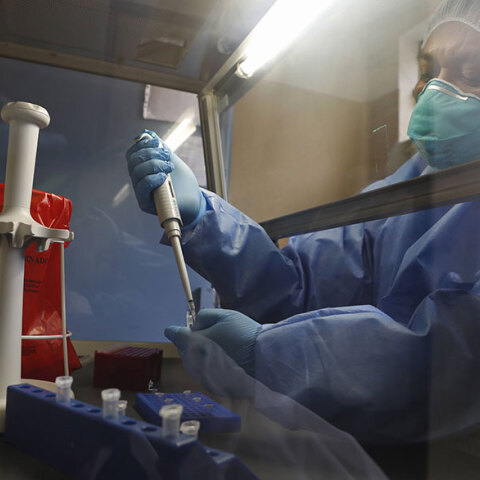 Γιατρός με προστατευτική στολή για τον κορωνοϊό σε νοσοκομείο στο Περού