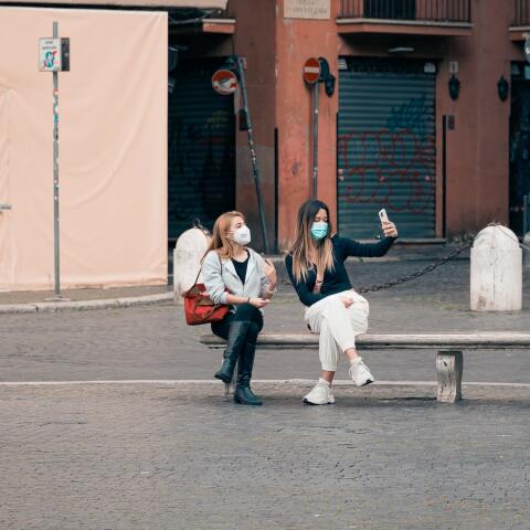 Κοπέλες που βγάζουν selfie φορώντας μάσκα στην Ιταλία