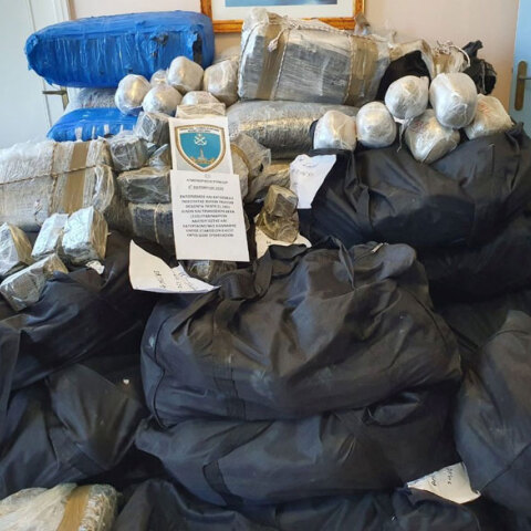 Πάνω από έναν τόνο κατεργασμένη και ακατέργαστη κάνναβη εντόπισε το Λιμενικό Σώμα σε σκάφος ανοικτά της Λακωνίας