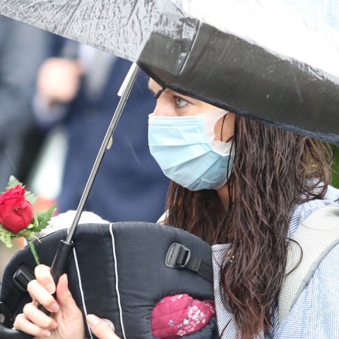 Γυναίκα με μάσκα στην Βόρεια Ιρλανδία