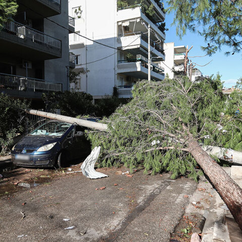 Ανεμοστρόβιλος στο Νέο Ηράκλειο έριξε κολόνα της ΔΕΗ πάνω σε σταθμευμένο αυτοκίνητο