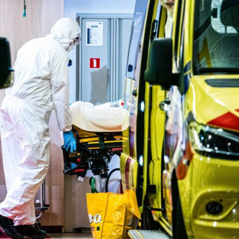 Διακομιδή κρούσματος κορωνοϊού με ασθενοφόρο στην Ολλανδία