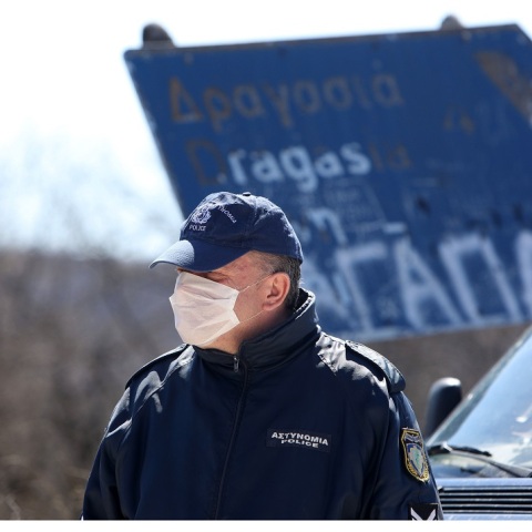 Αστυνομικός με μάσκα στην Κοζάνη