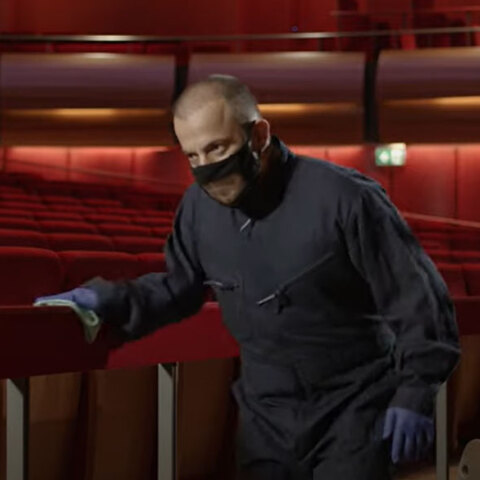 Ο βαρύτονος Χάρης Ανδριανός στο απολαυστικό βίντεο της Εθνικής Λυρικής Σκηνής για την αυστηρή τήρηση των μέτρων προστασίας από τον κορωνοϊό