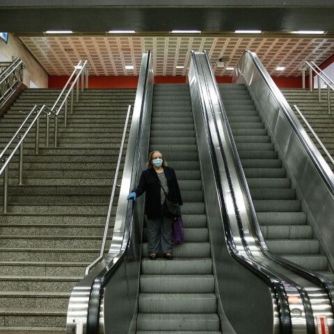 Γυναίκα με μάσκα για τον κορωνοϊό στον σταθμό του Μετρό «Σύνταγμα»
