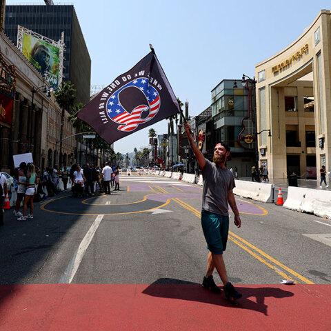 Θιασώτης των θεωριών συνωμοσίας Qanon στο Λος Άντζελες