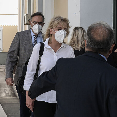 Η Ρένα Δούρου στον ανακριτή για να απολογηθεί για τη φονική πυρκαγιά στο Μάτι