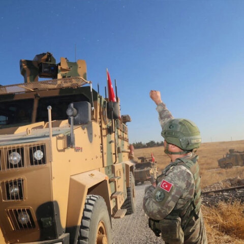 Τουρκικό στρατιωτικό κομβόι στο βόρειο τμήμα της Συρίας