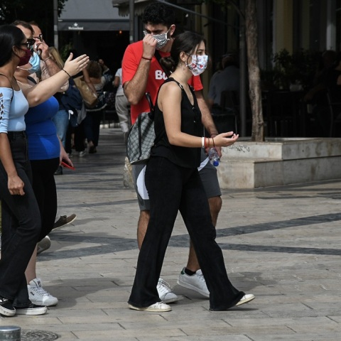 Πολίτες με μάσκα στο κέντρο της Αθήνας 