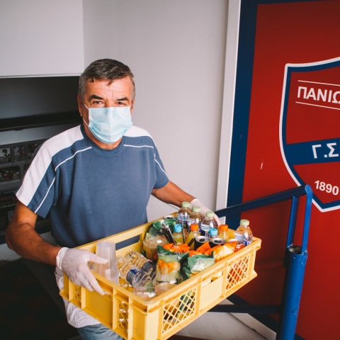 Άνθρωπος που μεταφέρει αναψυκτικά στον ποδοσφαιρικό αγώνα του Πανιωνίου