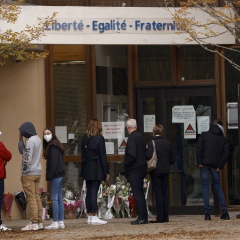 Στιγμιότυπο έξω από το σχολείο που δολοφονήθηκε καθηγητής στο Παρίσι