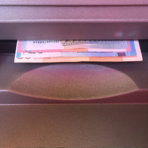 Χαρτονομίσματα του ευρώ σε ΑΤΜ