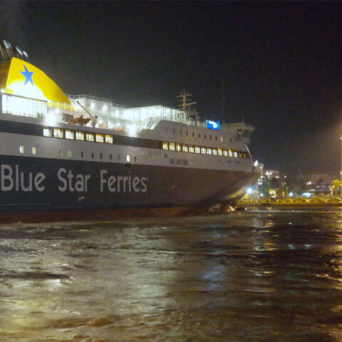 Πλοίο της Blue Star δένει στο λιμάνι του Πειραιά κατά τη διάρκεια της νύχτας (ΦΩΤΟ ΑΡΧΕΙΟΥ)