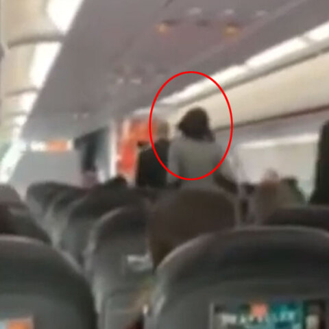 Επιβάτης κατεβαίνει από πτήση της EasyJet, αρνούμενη να φορέσει μάσκα για τον κορωνοϊό