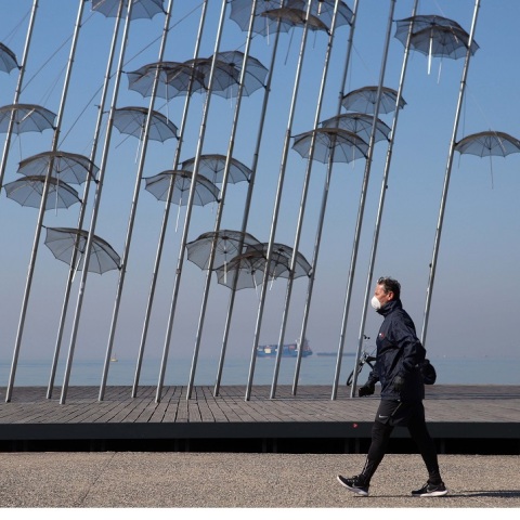 Άνδρας με μάσκα στην παραλία της Θεσσαλονίκης