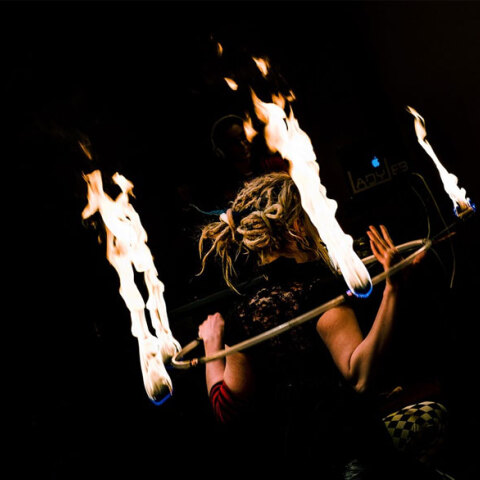 Καλλιτέχνης εκτελεί νούμερο με φωτιές και ένα στεφάνι