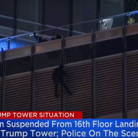 Άνδρας απειλεί να πέσει από τον Πύργο Τραμπ