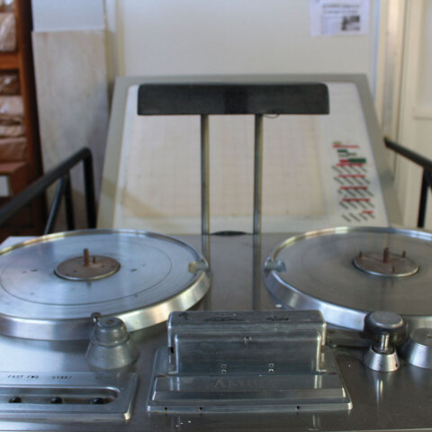 Μείκτης πάνω σε τραπέζι