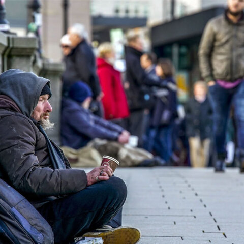 Επαίτης σε δρόμο του Αμβούργου στη Γερμανία