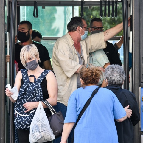 Πολίτες με μάσκα στα Μέσα Μαζικής Μεταφοράς