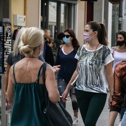 Πολίτες με μάσκα στην Πάτρα