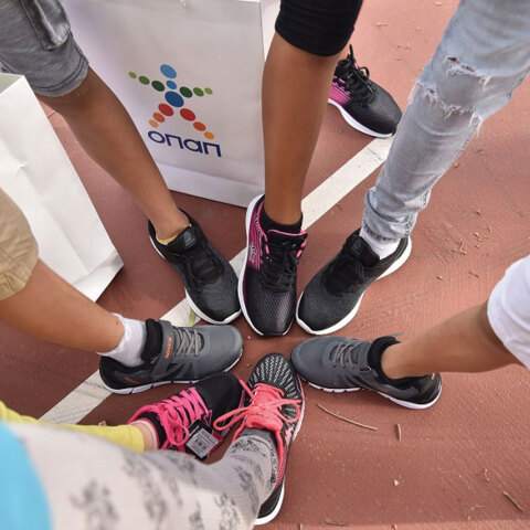 Ο ΟΠΑΠ προσφέρει παπούτσια σε παιδιά που το έχουν ανάγκη