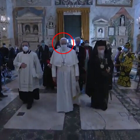 Ο Πάπας Φραγκίσκος με μάσκα για τον κορωνοϊό για πρώτη φορά σε δημόσια λειτουργία